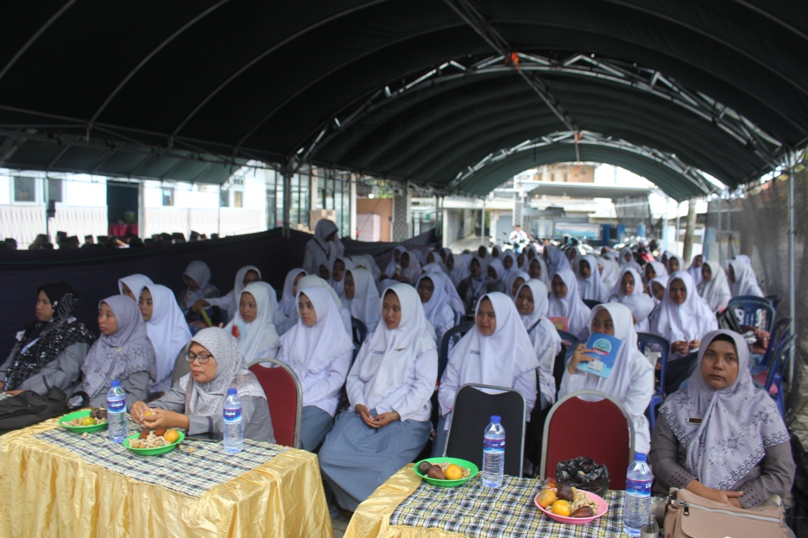 Guru dan Siswa menyimak pemaparan pemateri dengan khidmat